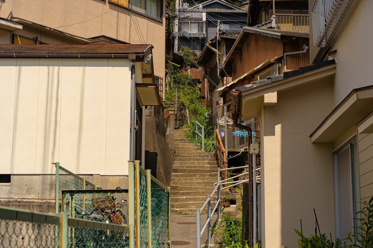 車が入って来られない狭い路地に面した住宅